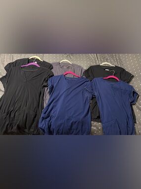 Lot of 6 sets of healing hands scrubs, size M